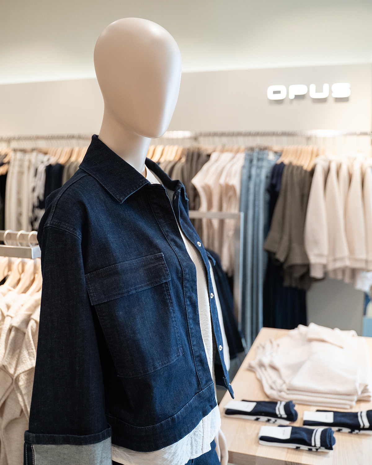 Foto eine Schaufenster-Puppe in den modernen Räumen des Modehauses